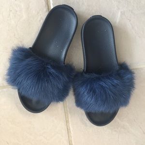 UGG Royale slides / sandals in navy sz 6